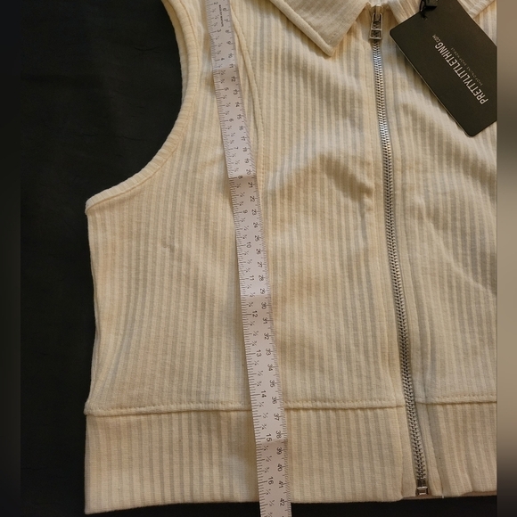 NWT Pretty Little Thing Cream Rib Collar Zip Crop Top - Picture 10 of 12